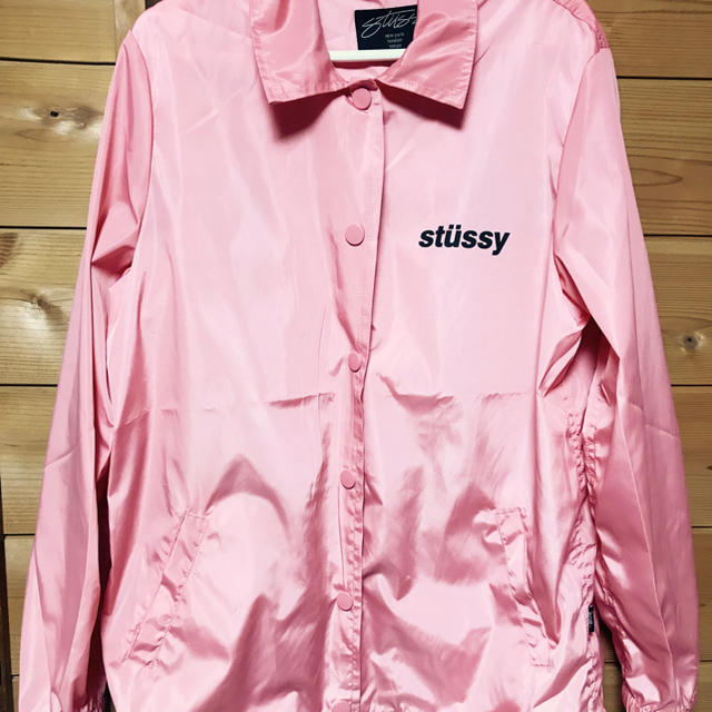 STUSSY(ステューシー)のstussy women ピンクコーチジャケット レディースのジャケット/アウター(ナイロンジャケット)の商品写真