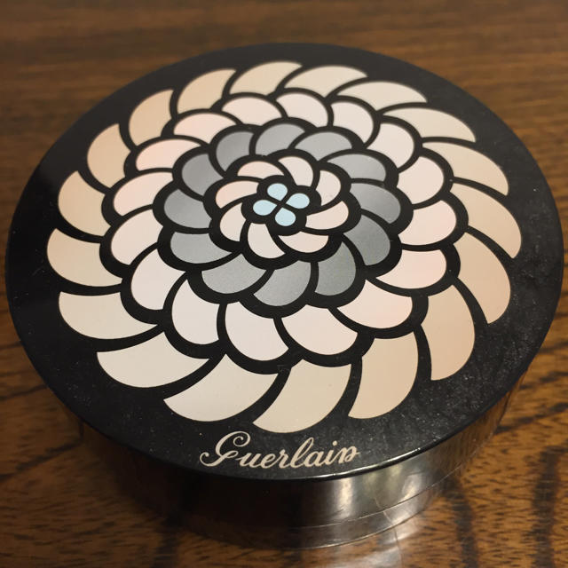 GUERLAIN(ゲラン)の【美品】ゲラン  フェイスパウダー コスメ/美容のベースメイク/化粧品(フェイスパウダー)の商品写真