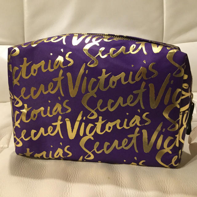 Victoria's Secret(ヴィクトリアズシークレット)のお値下げ❣️新品タグ付ヴィクトリアシークレット ポーチ 大 レディースのファッション小物(ポーチ)の商品写真