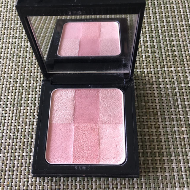 BOBBI BROWN(ボビイブラウン)のボビィブラウン🌟ブライトニングブリック01ピンク コスメ/美容のベースメイク/化粧品(フェイスパウダー)の商品写真