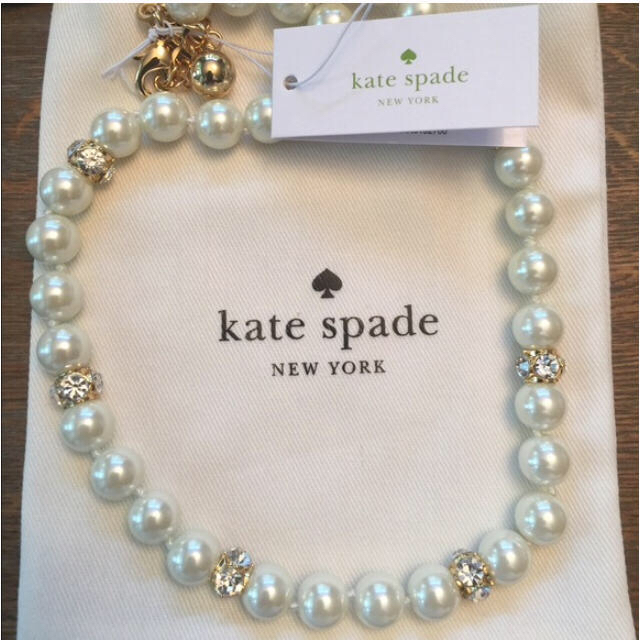 kate spade new york(ケイトスペードニューヨーク)の【ちーとさま専用】特価!!!kate spade♠️パールネックレス & ピアス レディースのアクセサリー(ネックレス)の商品写真