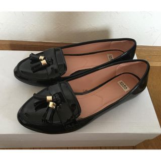 ザラ(ZARA)のZARA 黒エナメル ローファー パンプス(ローファー/革靴)