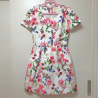 チェスティ(Chesty)の【美品】Chestyオリジナルフラワーの半袖ワンピースです♡(ひざ丈ワンピース)