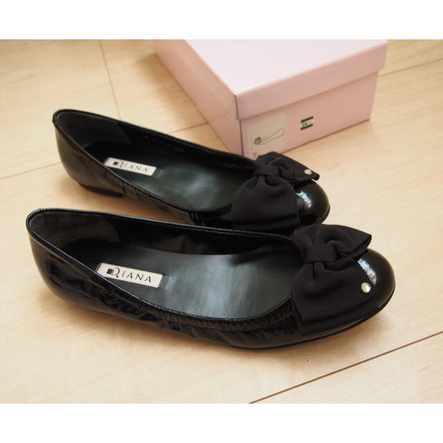 DIANA(ダイアナ)の[美品]フラットリボンバレエシューズ(黒エナメル) レディースの靴/シューズ(バレエシューズ)の商品写真