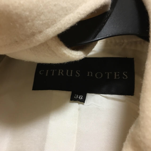 CITRUS NOTES(シトラスノーツ)のオフホワイト フリルロングコート ※シミあり レディースのジャケット/アウター(ロングコート)の商品写真