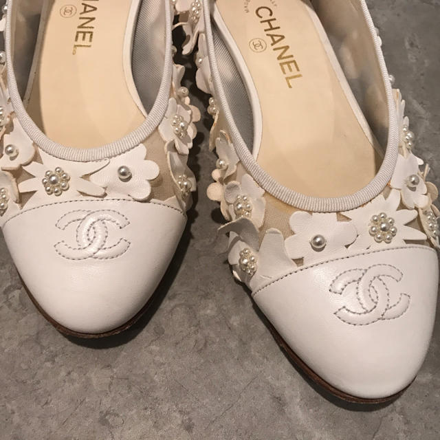 CHANEL(シャネル)のCHANEL 今期完売 フラワーカメリアパンプス 花 ホワイト パール レディースの靴/シューズ(ハイヒール/パンプス)の商品写真