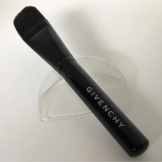 GIVENCHY(ジバンシィ)のGIVENCHY ファンデブラシ 化粧品道具 ブラシ はけ 黒 コスメ/美容のベースメイク/化粧品(ファンデーション)の商品写真