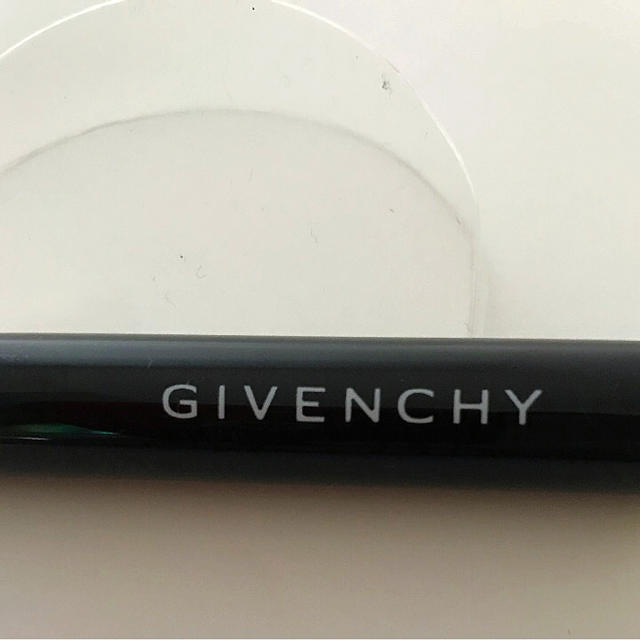 GIVENCHY(ジバンシィ)のGIVENCHY ファンデブラシ 化粧品道具 ブラシ はけ 黒 コスメ/美容のベースメイク/化粧品(ファンデーション)の商品写真