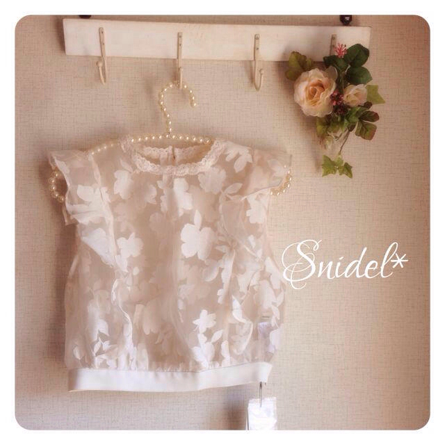 SNIDEL(スナイデル)の新品♡オパールフリルフラワーブラウス♡ レディースのトップス(カットソー(半袖/袖なし))の商品写真