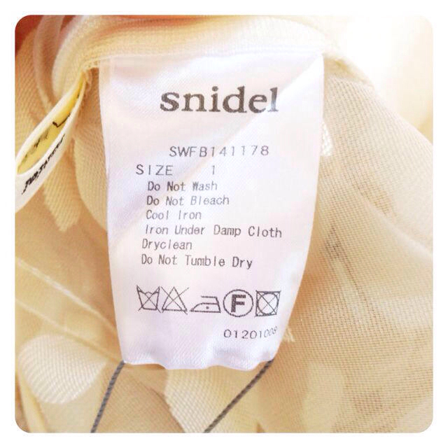 SNIDEL(スナイデル)の新品♡オパールフリルフラワーブラウス♡ レディースのトップス(カットソー(半袖/袖なし))の商品写真