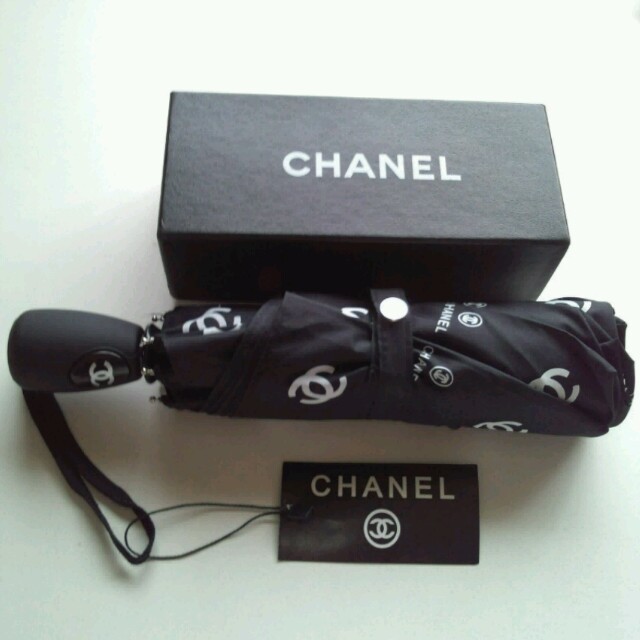 CHANEL(シャネル)のCHANELノベルティ雨晴兼用ロゴロゴ傘 レディースのファッション小物(傘)の商品写真