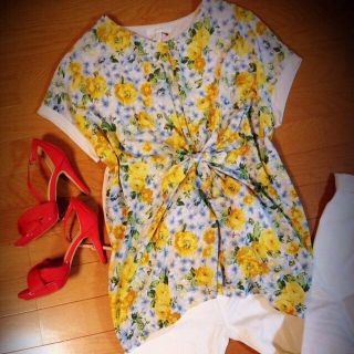 グローブ(grove)の花柄チュニックワンピース♡タグ付き新品(カットソー(半袖/袖なし))