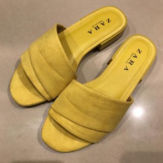 ザラ(ZARA)のZARA イエローフラットシューズ(サンダル)