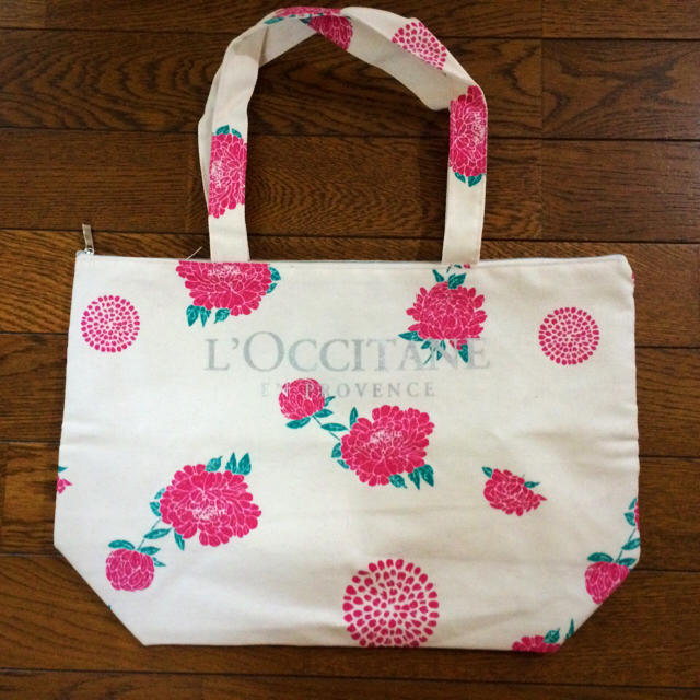 L'OCCITANE(ロクシタン)の【新品】L'OCCITANE 花柄トート♡ レディースのバッグ(トートバッグ)の商品写真