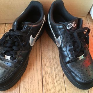 ナイキ(NIKE)の【美品】ナイキ ウィメンズ エア フォース 1 '07 ブラック/シルバー(スニーカー)