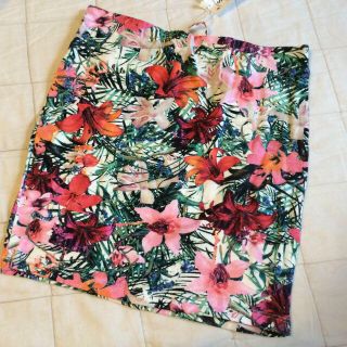 ベルシュカ(Bershka)の花柄タイトスカート(ミニスカート)