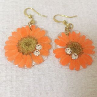 オレンジのお花ピアス(ピアス)