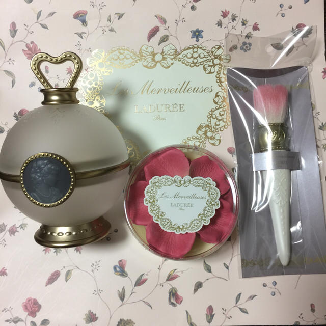 新品 ラデュレ 花びらチーク ブラシ セット