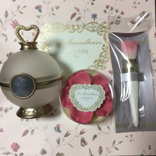 レメルヴェイユーズラデュレ(Les Merveilleuses LADUREE)の新品 ラデュレ 花びらチーク ブラシ セット(チーク)