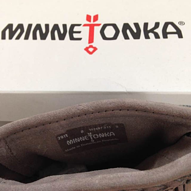 Minnetonka(ミネトンカ)の☆ 新品未使用 ☆ ミネトンカ ブーツ グレー ☆ サイズ8 レディースの靴/シューズ(ブーツ)の商品写真