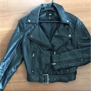 エイチアンドエム(H&M)の新品 H&M ライダースジャケット Mサイズくらい 黒フェイクレザー レディース(ライダースジャケット)