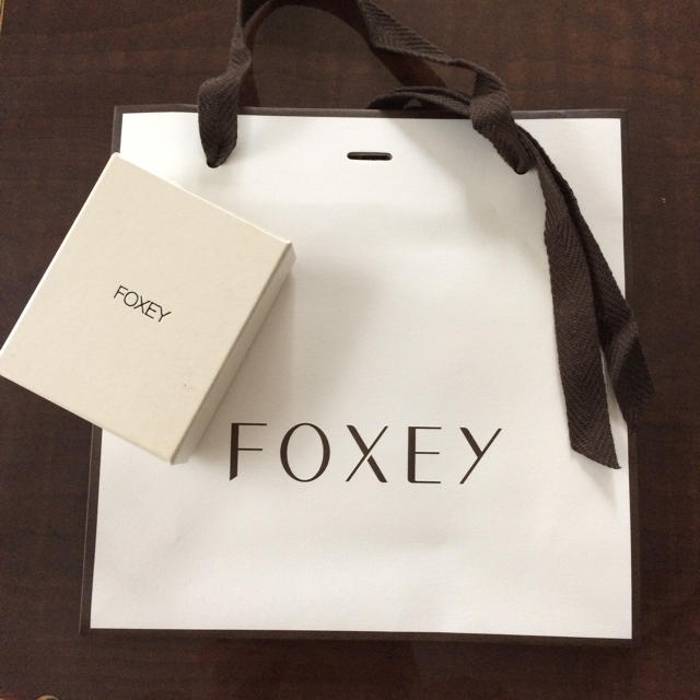 FOXEY(フォクシー)のリボンブローチ （箱&ショッパー付） レディースのアクセサリー(ブローチ/コサージュ)の商品写真