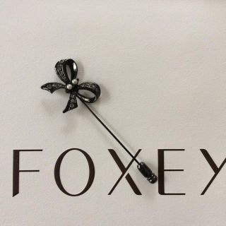 フォクシー(FOXEY)のリボンブローチ （箱&ショッパー付）(ブローチ/コサージュ)