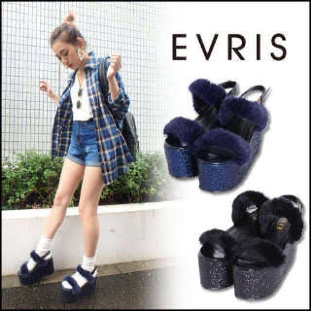 EVRIS(エヴリス)のEVRIS グリッターファーサンダル レディースの靴/シューズ(サンダル)の商品写真