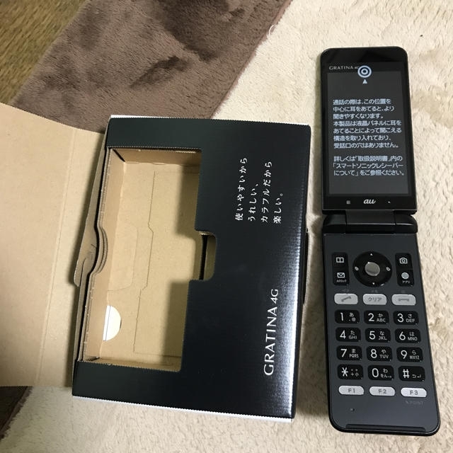 京セラ(キョウセラ)のjapmanssoul様専用 GRATINA4G 黒白セット ２台 SIMフリー スマホ/家電/カメラのスマートフォン/携帯電話(携帯電話本体)の商品写真