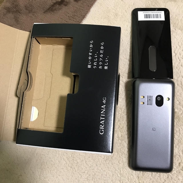 京セラ(キョウセラ)のjapmanssoul様専用 GRATINA4G 黒白セット ２台 SIMフリー スマホ/家電/カメラのスマートフォン/携帯電話(携帯電話本体)の商品写真