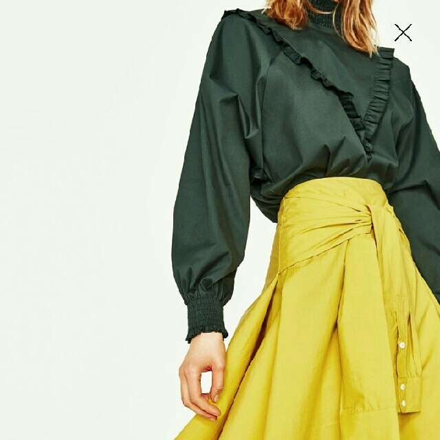 ZARA(ザラ)の専用 新品 フリルシャツ ZARA グリーン レディースのトップス(シャツ/ブラウス(長袖/七分))の商品写真