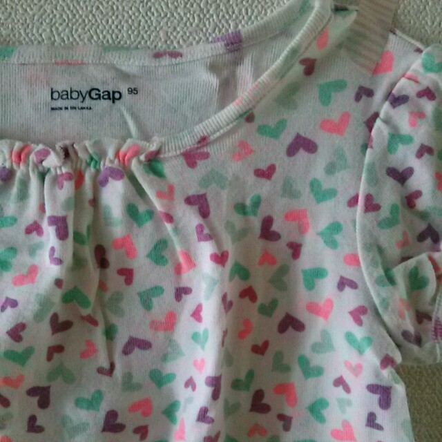 babyGAP(ベビーギャップ)のbaby GAP ハート柄Tシャツ キッズ/ベビー/マタニティのキッズ服女の子用(90cm~)(その他)の商品写真