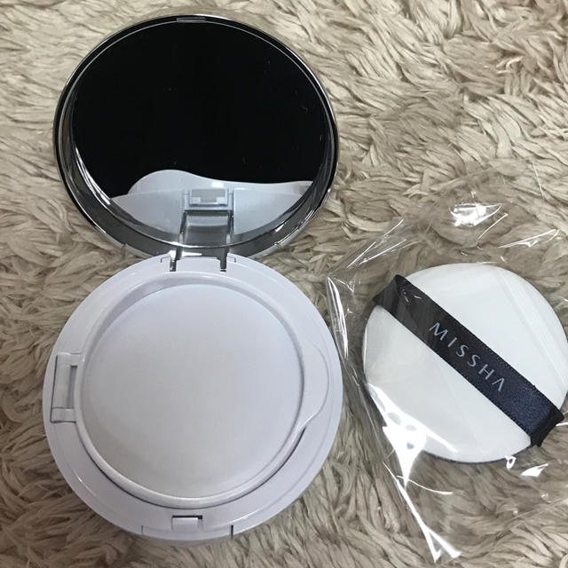 MISSHA(ミシャ)のMissha Magic Cushion Coverほぼ未使用&パフ コスメ/美容のベースメイク/化粧品(ファンデーション)の商品写真