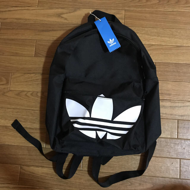 adidas(アディダス)の未使用★アディダス オリジナルス★ロゴ入り★黒リュック★定価４５００＋税 メンズのバッグ(バッグパック/リュック)の商品写真