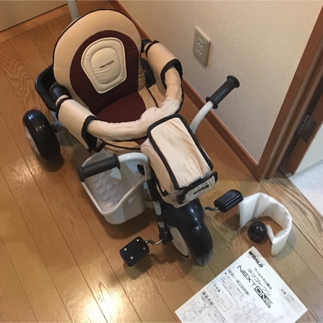 next one 三輪車  美品  キッズ/ベビー/マタニティの外出/移動用品(三輪車)の商品写真