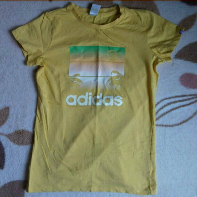 adidas(アディダス)のadidas イエローＴシャツ レディースのトップス(Tシャツ(半袖/袖なし))の商品写真