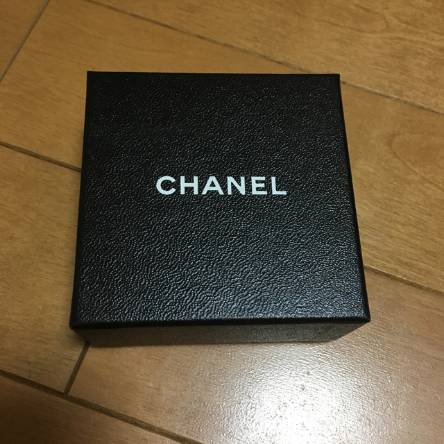 CHANEL(シャネル)のCHANEL 箱 レディースのアクセサリー(ピアス)の商品写真