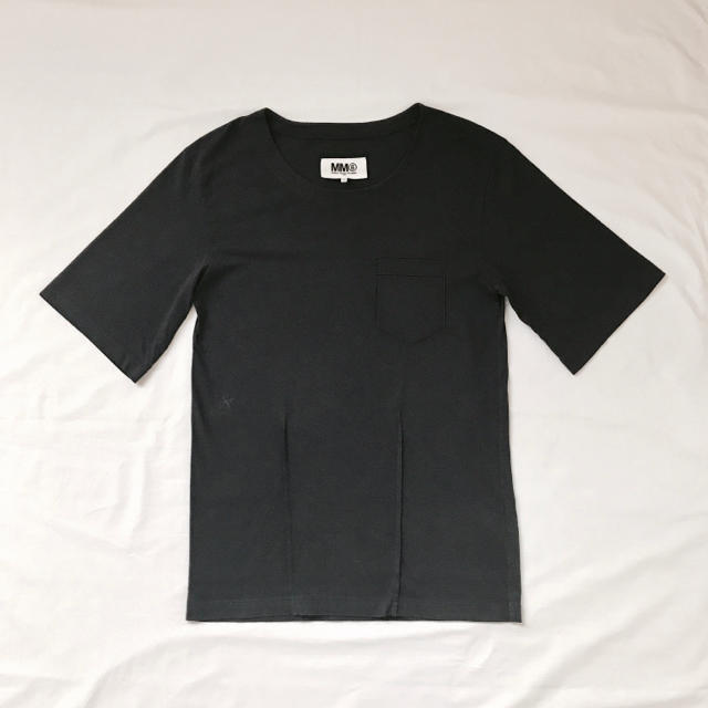 MM6(エムエムシックス)の【MM6 Maison Margiela】飾りポケットTシャツ（Mサイズ、黒） レディースのトップス(Tシャツ(半袖/袖なし))の商品写真