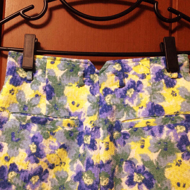 ViS(ヴィス)の花柄ハイウエストショートパンツ レディースのパンツ(ショートパンツ)の商品写真