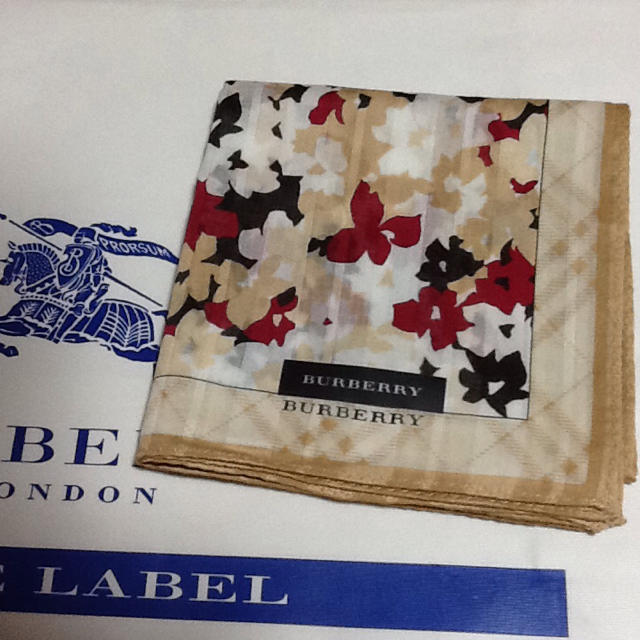 BURBERRY(バーバリー)の新品☆バーバリー✨   秋色可愛い花柄ハンカチ  レディースのファッション小物(ハンカチ)の商品写真