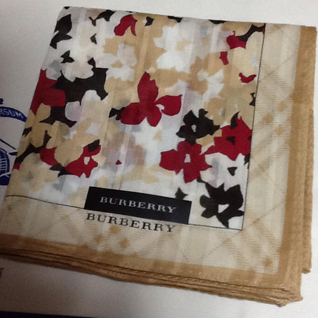 BURBERRY(バーバリー)の新品☆バーバリー✨   秋色可愛い花柄ハンカチ  レディースのファッション小物(ハンカチ)の商品写真