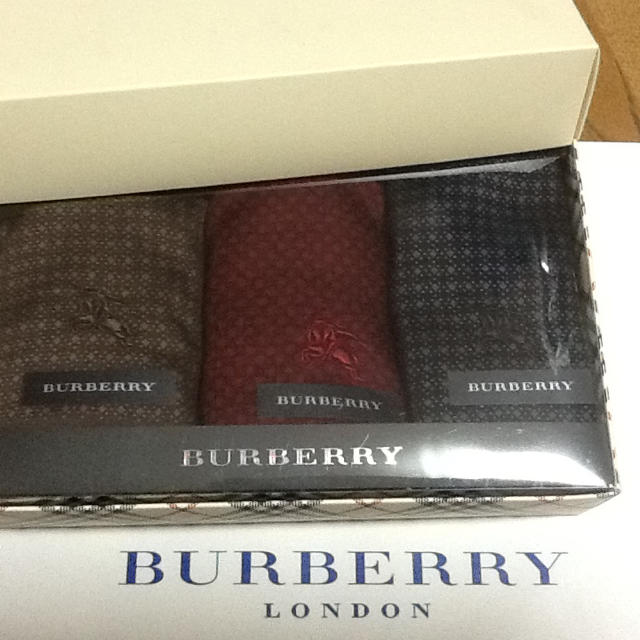 BURBERRY(バーバリー)の新品☆バーバリー  刺繍マーク入りハンカチギフト   3枚セット メンズのファッション小物(ハンカチ/ポケットチーフ)の商品写真