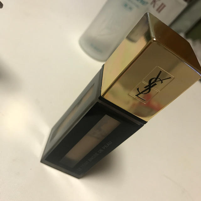 Yves Saint Laurent Beaute(イヴサンローランボーテ)のYSL タンアンクルドポー B10 残量半分 コスメ/美容のベースメイク/化粧品(ファンデーション)の商品写真