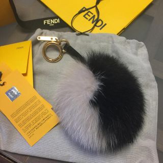 フェンディ(FENDI)のみなな様ご専用フェンディーバイカラーファーチャーム(その他)