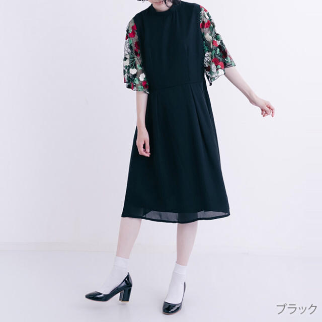 merlot(メルロー)のmerlot plus 花刺繍レース袖ワンピース ＊ブラック レディースのワンピース(ひざ丈ワンピース)の商品写真