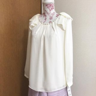 イング(INGNI)の新品 INGNI♡肩リボン ビジューブラウス 白(シャツ/ブラウス(長袖/七分))