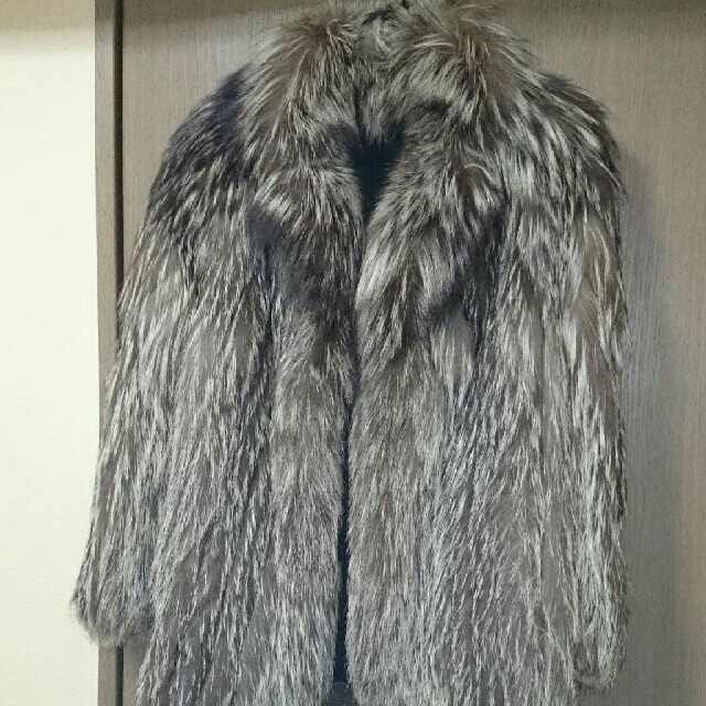 かず様 サガフォックス コー卜 レディースのジャケット/アウター(毛皮/ファーコート)の商品写真