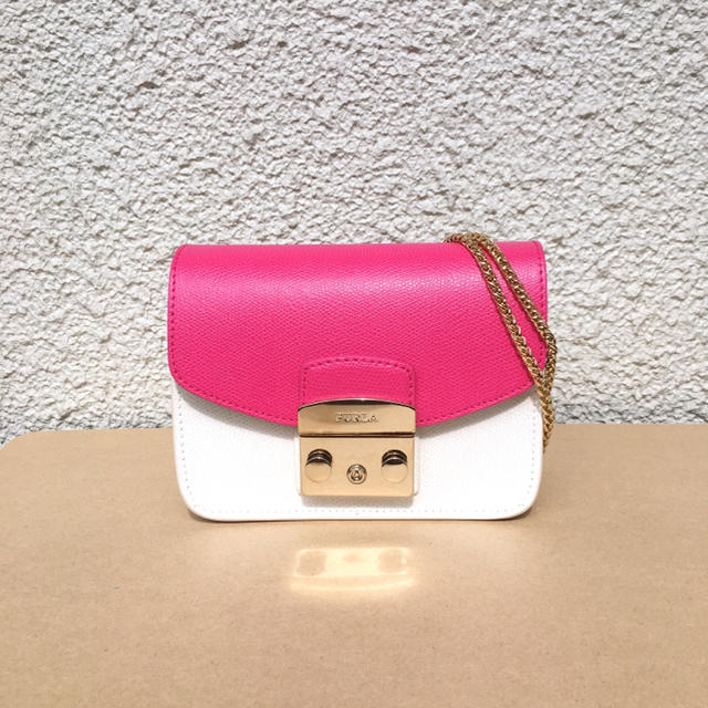 Furla(フルラ)の完売超人気色フルラ新品メトロポリス正規品バッグ 入手困難ローラさんご愛用アイテム レディースのバッグ(ショルダーバッグ)の商品写真