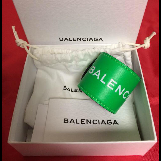 Balenciaga(バレンシアガ)の新品正規品 BALENCIAGA ワームアラウンド ブレスレット やん様専用です レディースのアクセサリー(ブレスレット/バングル)の商品写真