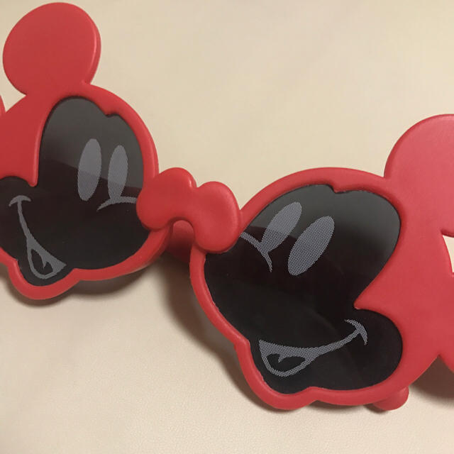 Disney(ディズニー)の中古、美品！【Disney】ミッキーサングラス赤 エンタメ/ホビーのおもちゃ/ぬいぐるみ(キャラクターグッズ)の商品写真